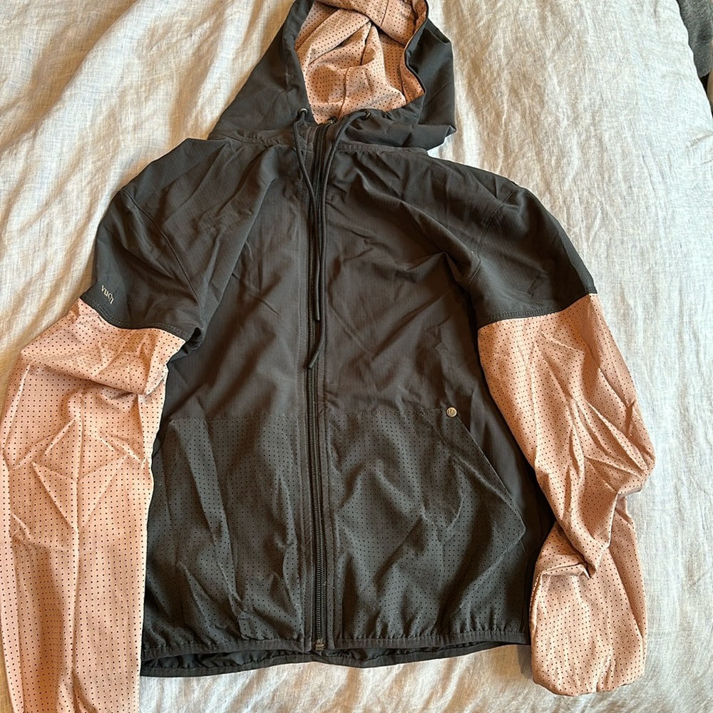 Vuori Small women’s training shell hoodie